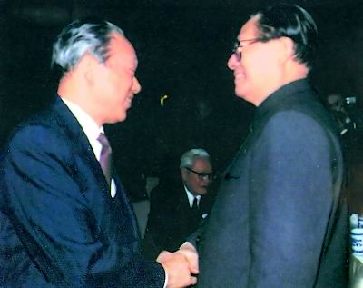 1992年江泽民总书记在新年茶话会上与董寅初主席
